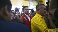 Pantauan detikcom di DPP Partai Golkar, Kaesang Pangarep tiba pukul 17.01 WIB, Kamis (11/7/2024). Kaesang disambut langsung oleh Sekjen Golkar Lodewijk F Paulus di tangga Kantor DPP Partai Golkar.