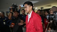 Kaesang terlihat menggunakan jaket berwarna merah. Kaesang hanya melempar senyum ketika ditanya oleh wartawan.