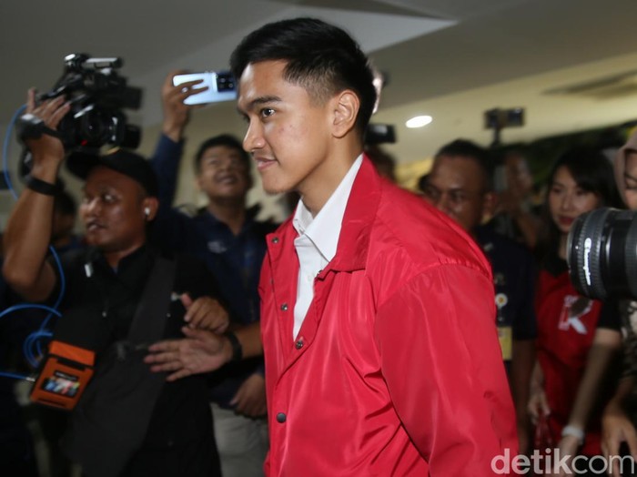 Ketua Umum PSI Kaesang Pangarep menyambangi DPP Partai Golkar, Palmerah, Jakarta Barat, Kamis (11/7/2024). Pengurus PSI kompak menggunakan rompi merah bertuliskan Circle K.