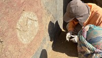 Di salah satu dinding candi terdapat gambar relief tubuh manusia dan kepala burung, tokoh mitologi dari kepercayaan agama pada masa itu. Karakteristik ini mendahului budaya Chavin yang terpencil di pesisir tengah negara tersebut.