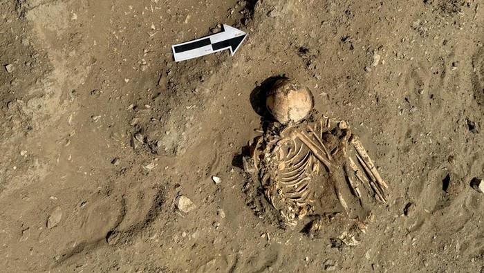 A team of archeologists work on what appear to be parts of a 4,000-year-old ceremonial temple buried in a sand dune of northern Peru, in Lambayeque, Peru, June 27, 2024. Peru's Pontifical Catholic University/Handout via REUTERS ATTENTION EDITORS - THIS IMAGE HAS BEEN SUPPLIED BY A THIRD PARTY NO RESALES. NO ARCHIVES