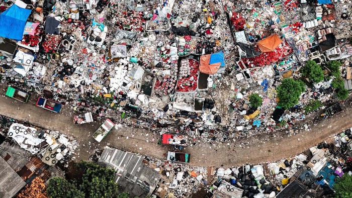 Potret TPA Cipeucang Tangsel yang Akan Dibangun PLTSa Foto udara sejumlah truk membuang sampah di kawasan Tempat Pembuangan Akhir (TPA) Cipeucang, Serpong, Tangerang Selatan, Banten, Rabu (10/7/2024). Dinas Lingkungan Hidup Kota Tangerang Selatan berencana membangun pembangkit listrik tenaga sampah (PLTSa) yang dapat mengurai sampah sebanyak 800 ton hingga 1.000 ton per hari sebagai salah satu kota terpilih untuk proyek strategis nasional PLTSa berdasarkan Perpres Nomor 35 Tahun 2018 itu guna mengatasi sampah yang kian menggunung di TPA Cipeucang. ANTARA FOTO/Sulthony Hasanuddin/Spt.