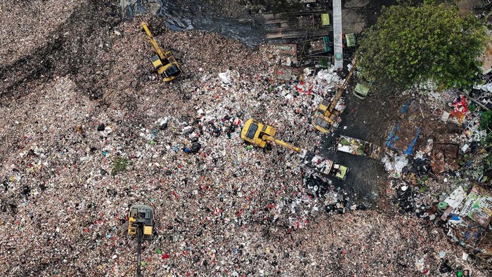 Potret TPA Cipeucang Tangsel yang Akan Dibangun PLTSa Foto udara sejumlah truk membuang sampah di kawasan Tempat Pembuangan Akhir (TPA) Cipeucang, Serpong, Tangerang Selatan, Banten, Rabu (10/7/2024). Dinas Lingkungan Hidup Kota Tangerang Selatan berencana membangun pembangkit listrik tenaga sampah (PLTSa) yang dapat mengurai sampah sebanyak 800 ton hingga 1.000 ton per hari sebagai salah satu kota terpilih untuk proyek strategis nasional PLTSa berdasarkan Perpres Nomor 35 Tahun 2018 itu guna mengatasi sampah yang kian menggunung di TPA Cipeucang. ANTARA FOTO/Sulthony Hasanuddin/Spt.