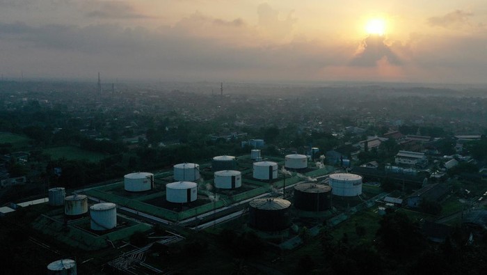 Foto udara suasana Pusat Pengumpul Produksi (PPP) Prabumulih di Sumatera Selatan, Rabu (10/7/2024). PPP Prabumulih yang dikelola oleh PT Pertamina EP Prabumulih Field itu merupakan PPP terbesar di Sumatera Selatan yang memiliki 12 tanki penampung produksi dengan kapasitas maksimum 165.350 barel minyak guna menjadi pusat pengumpul minyak mentah dari South Palembang Distrik (SPD) Group dari lapangan-lapangan di Pertamina EP Prabumulih Field, Pertamina EP Limau Field, PHE Field Ogan Komering dan KKKS Tiara Bumi Petroleum untuk disalurkan ke Kilang Pertamina RU3 melalui pipa penyalur sepanjang 93 KM. ANTARA FOTO/Akbar Nugroho Gumay/tom.