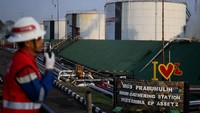 Pekerja bersiap memeriksa level tangki produksi di Pusat Pengumpul Produksi (PPP) Prabumulih, Sumatera Selatan.