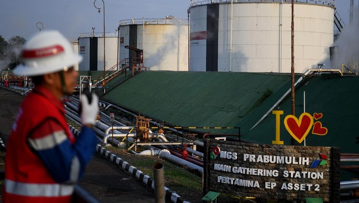 PPP PEP Prabumulih Field terbesar di Sumatera Selatan Pekerja bersiap memeriksa level tangki produksi di Pusat Pengumpul Produksi (PPP) Prabumulih, Sumatera Selatan, Rabu (10/7/2024). PPP Prabumulih yang dikelola oleh PT Pertamina EP Prabumulih Field itu merupakan PPP terbesar di Sumatera Selatan yang memiliki 12 tanki penampung produksi dengan kapasitas maksimum 165.350 barel minyak guna menjadi pusat pengumpul minyak mentah dari South Palembang Distrik (SPD) Group dari lapangan-lapangan di Pertamina EP Prabumulih Field, Pertamina EP Limau Field, PHE Field Ogan Komering dan KKKS Tiara Bumi Petroleum untuk disalurkan ke Kilang Pertamina RU3 melalui pipa penyalur sepanjang 93 KM. ANTARA FOTO/Akbar Nugroho Gumay/tom.