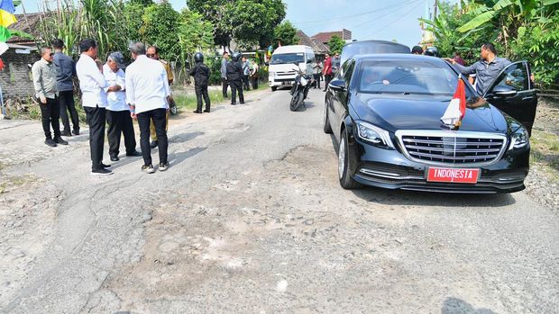 Presiden Joko Widodo (Jokowi) tiba-tiba berhenti mendadak dalam perjalanannya di rangkaian Kunjungan Kerja di Kabupaten Lampung Selatan, Provinsi Lampung. (Dok. Biropers)