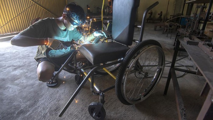 Pekerja memasang dudukan dan sandaran saat membuat kursi roda adaptif di Pusat Riset dan Inovasi Alat Disabilitas Pranatas, Makamhaji, Kartasura, Sukoharjo, Jawa Tengah, Kamis (11/7/2024). Kursi roda adaptif yang diproduksi dengan memenuhi delapan langkah layanan standar organisasi kesehatan dunia (WHO) dan menggunakan bahan-bahan Standar Nasional Indonesia (SNI) itu dijual dengan harga Rp5 juta hingga Rp9,5 juta per buah yang digunakan untuk pasien berkebutuhan khusus sehingga mudah digunakan dan perawatannya. ANTARA FOTO/Aloysius Jarot Nugroho/nym.