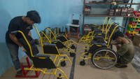 Kursi roda itu dijual dengan harga Rp 5 juta hingga Rp 9,5 juta per buah yang digunakan untuk pasien berkebutuhan khusus sehingga mudah digunakan dan perawatannya.  