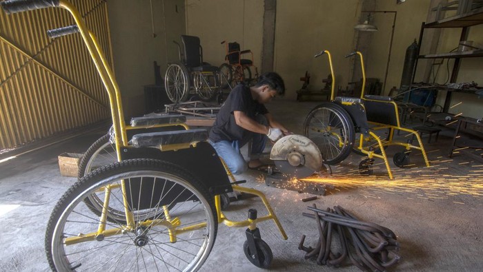 Pekerja memasang dudukan dan sandaran saat membuat kursi roda adaptif di Pusat Riset dan Inovasi Alat Disabilitas Pranatas, Makamhaji, Kartasura, Sukoharjo, Jawa Tengah, Kamis (11/7/2024). Kursi roda adaptif yang diproduksi dengan memenuhi delapan langkah layanan standar organisasi kesehatan dunia (WHO) dan menggunakan bahan-bahan Standar Nasional Indonesia (SNI) itu dijual dengan harga Rp5 juta hingga Rp9,5 juta per buah yang digunakan untuk pasien berkebutuhan khusus sehingga mudah digunakan dan perawatannya. ANTARA FOTO/Aloysius Jarot Nugroho/nym.