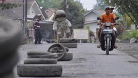 Aksi ini sebagai bentuk protes warga akibat jalan rusak yang tak kunjung diperbaiki selama setahun terakhir.