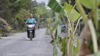 Aksi blokade jalan ini dilakukan sejauh 1,2 kilometer menggunakan pohon pisang, mobil pikap, dan ban bekas.  