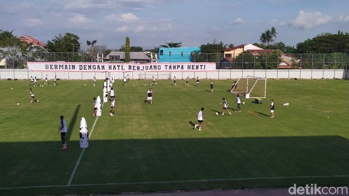 PSM Makassar menggelar latihan di Stadion Kalegowa tanpa Aloisio Neto yang keluar dari sesi latihan.