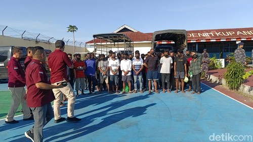 Puluhan imigran gelap yang terdampar di perairan Rote tiba di Rudenim Kupang, NTT, Kamis (11/7/2024). (Foto: Yufengki Bria/detikBali)