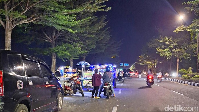 Puluhan kendaraan terparkir di sepanjang Jalan Bypass Kota Mataram, NTB, Rabu (10/7/2024). (Foto: Nathea Citra/detikBali)