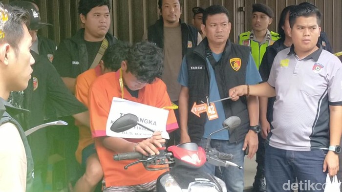 Rekonstruksi pembunuhan pegawai koperasi oleh bos distro di Palembang.