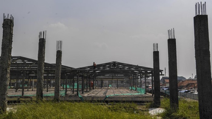 Pekerja menyelesaikan revitalisasi Pasar Anyar di Kota Tangerang, Banten, Kamis (11/7/2024). Pemerintah Kota Tangerang merevitalisasi Pasar Anyar untuk dijadikan pusat niaga modern yang memiliki fasilitas unggulan dan terintegrasi dengan moda transportasi publik, serta ditargetkan selesai pada akhir 2024. ANTARA FOTO/Galih Pradipta/rwa.