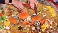 Bersama kakaknya, Sajidah, Saaih pernah mukbang seafood. Kepiting dengan ukuran besar begitu menyulitkannya untuk makan. Foto: Instagram/saaihalilintar
