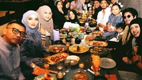Setelah kakaknya, Atta Halilintar, menikah dengan Aurel Hermansyah ia juga kerap menghadiri jamuan keluarga besar. Terlihat Saaih Halilintar ikut makan malam dengan keluarga Anang Hermansyah. Foto: Instagram/saaihalilintar
