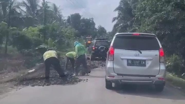 Salah satu jalan rusak di Lampung Selatan yang diperbaiki untuk menyambut kedatangan Jokowi