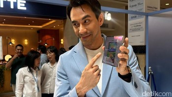 Darius Sinarthrya memamerkan salah satu fitur Galaxy AI. Foto: detikcom/Pricillia Ismi Gusniar