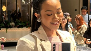 Yura Yunita memamerkan Galaxy Z Fold 6 berwarna Pink. Foto: detikcom/Pricillia Ismi Gusniar