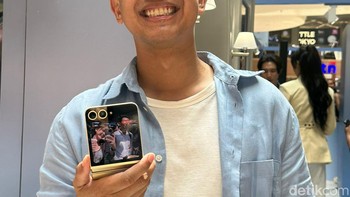 Youtuber Andovida Lopez memamerkan Galaxy Z Flip 6. Foto: detikcom/Pricillia Ismi Gusniar