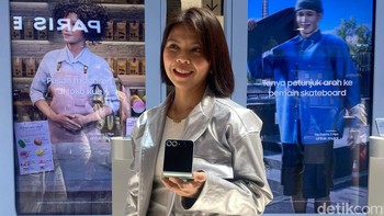 Greysia Polii, mantan atlet bulu tangkis Indonesia, memamerkan Galaxy Z Flip 6. Foto: detikcom/Pricillia Ismi Gusniar