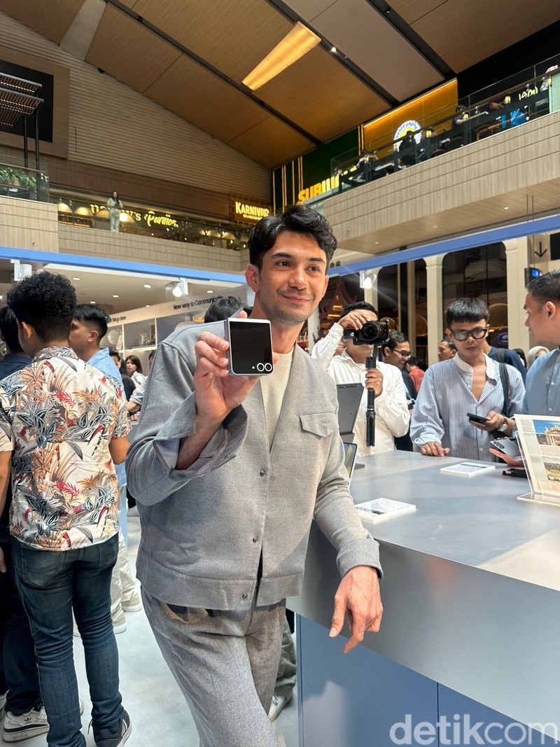 Reza Rahadian di Galaxy Experience Space