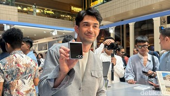 Reza Rahadian memamerkan Galaxy Z Flip 6. Foto: detikcom/Pricillia Ismi Gusniar