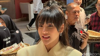 Anya Geraldine memamerkan Galaxy Z Flip 6. Foto: detikcom/Pricillia Ismi Gusniar