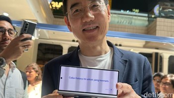 Harry Lee, President Samsung Electronics Indonesia, memamerkan fitur Interpreter di Galaxy Z Fold 6. Foto: detikcom/Pricillia Ismi Gusniar