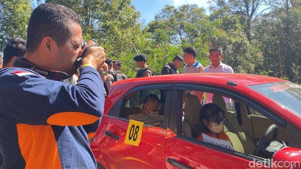 Sebanyak 23 adegan diperagakan kedua tersangka pembunuhan Lili di Sukabumi.