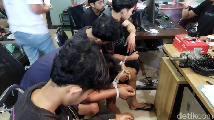 Sebanyak lima pemuda di Kabupaten Serang ditangkap Polres Pandeglang setelah membobol toko sparepart di Kelurahan Cipacung. (Aris/detikcom).