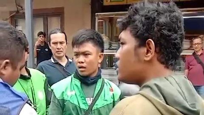 Sejumlah driver ojol terlibat cekcok dengan petugas Dishub Medan terkait stiker parkir berlangganan. (Dok. Tangkapan layar video viral)