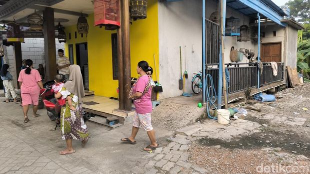 Sejumlah sanak saudara berdatangan menjenguk balita yang lehernya luka parah diserang monyet liar.