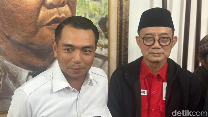 Sekretaris DPD Gerindra Jatim Kharisma Febriansyah (kiri).