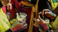 Usai senam, emak-emak menikmati minuman es.