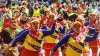 Para peserta melakukan gerakan dalam lomba Senam Kreasi Kicir-kicir di halaman kantor Kecamatan Kebayoran Lama, Jl Veteran, Jakarta Selatan, Kamis (11/7/2024).