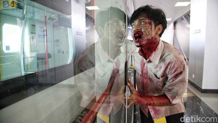 Train to Apocalypse hadir di stasiun LRT Jakarta. Penumpang disajikan sensasi horor diserang Zombie seperti di film saat naik LRT Jakarta.