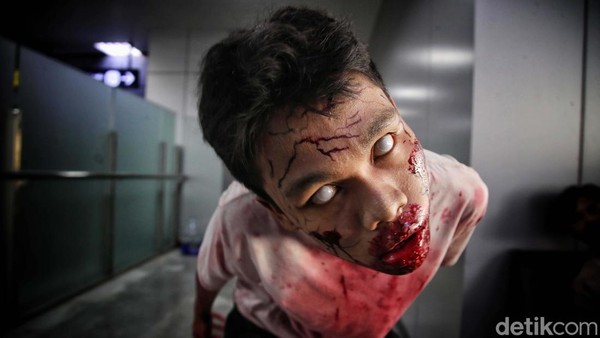Menantang Adrenalin di Wahana Zombie LRT Jakarta