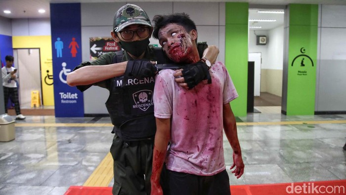 Sensasi Menikmati Wahana Zombie di LRT Jakarta Train to Apocalypse hadir di stasiun LRT Jakarta. Penumpang disajikan sensasi horor diserang Zombie seperti di film saat naik LRT Jakarta.