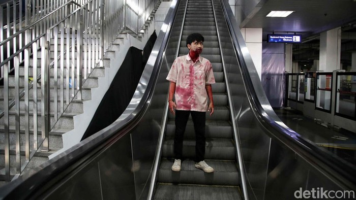 Train to Apocalypse hadir di stasiun LRT Jakarta. Penumpang disajikan sensasi horor diserang Zombie seperti di film saat naik LRT Jakarta.
