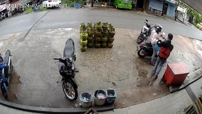 Sepasang kekasih terekam CCTV mencuri 9 slof rokok di toko kelontong, Bengkong, Batam. (Istimewa)