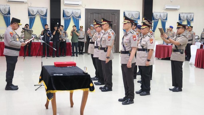 Sertijab  2 Kapolresta dan Pejabat Utama (PJU) Polda Kepri.(Foto: Dok Polda Kepri)