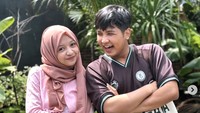 Keduanya menyebut hubungan mereka teman tapi sayang. Baik Jirayut maupun Halda sama-sama merasa nyambung karena ketidakjelasan mereka. Foto: Instagram jirayutdaa4official