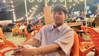 Jirayut punya lebih dari 6 juta followers Instagram. Ia kerap berinteraksi dengan penggemarnya seperti ketika mengajak nongkrong di tempat makan seperti ini. Foto: Instagram jirayutdaa4official
