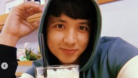 Pria 23 tahun ini juga seperti anak muda kebanyakan yang hobi santai di kafe. Kali ini ia ditemani segelas Thai tea yang menyegarkan. Foto: Instagram jirayutdaa4official