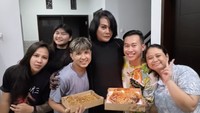 Jirayut merasa senang punya keluarga baru di Indonesia. Saat ulang tahun, ia diberi kejutan dengan camilan martabak berhias lilin untuk ditiup! Foto: Instagram jirayutdaa4official