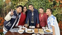 Saat syuting bareng Mpok Alpa dan Raffi Ahmad, Jirayut tampak berpose di hadapan ragam menu rumahan. Sepertinya ada sayur, gorengan, dan sambal ya? Foto: Instagram jirayutdaa4official